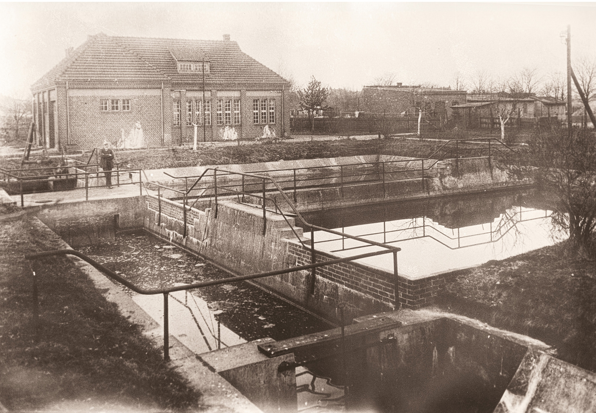 Z 1913 roku układ technologiczny piaskownika, zbiorników retencyjnych oraz oczyszczalni ścieków z 1913 r.