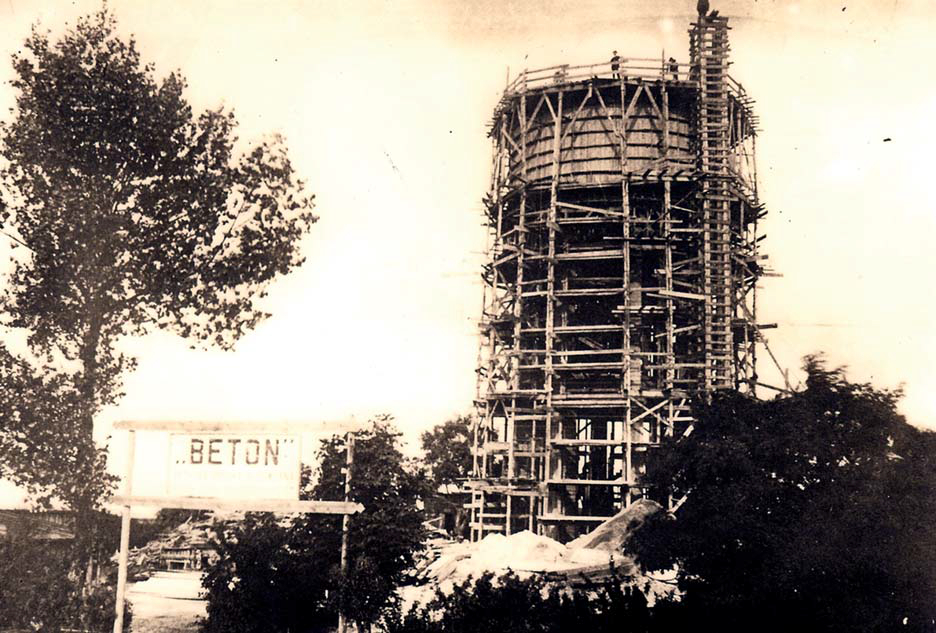 FOT. 2 Budowa wieży ciśnień na Pietraszach na przełomie 1924 i 1925 r. (na pierwszym planie baner ﬁ rmy realizującej prace – „Beton”)