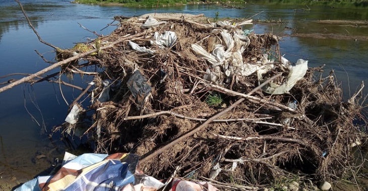 Selfie ze śmieciami: sfotografuj makroplastik w rzece Selfie ze śmieciami: sfotografuj makroplastik w rzece