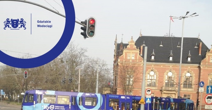 Niebieski tramwaj w Gdańsku promuje picie wody z kranu Niebieski tramwaj w Gdańsku promuje picie wody z kranu