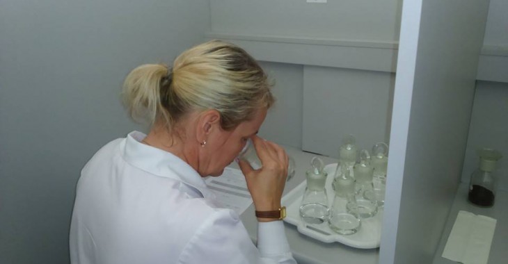 Warszawska woda z kranu badana w pracowni sensorycznej Warszawska woda z kranu badana w pracowni sensorycznej