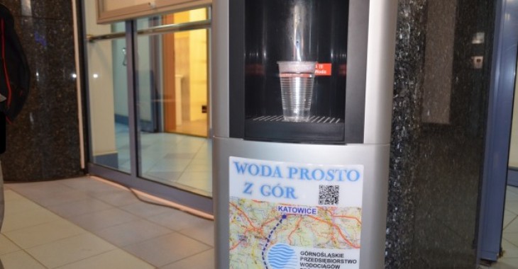 Dystrybutor pełen wody z gór