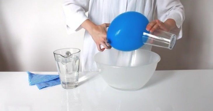 Eksperymenty Aquanet: Balon trzyma szklanki Eksperymenty Aquanet: Balon trzyma szklanki