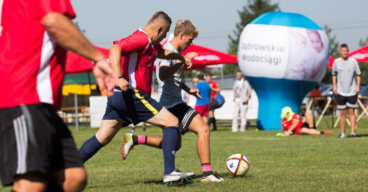 Dąbrowskie Wodociągi częstują kranówką na boisku piłkarskim, biegu z przeszkodami i… dożynkach