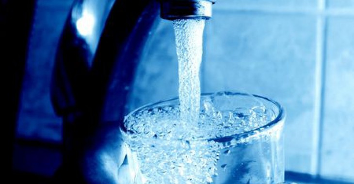 Producenci wody w plastikowych butelkach wzywają do zaprzestania międzynarodowej kampanii promującej picie wody z kranu Producenci wody w plastikowych butelkach wzywają do zaprzestania międzynarodowej kampanii promującej picie wody z kranu
