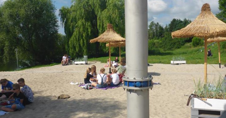 Aquanet zamontował prysznic na plaży miejskiej Aquanet zamontował prysznic na plaży miejskiej