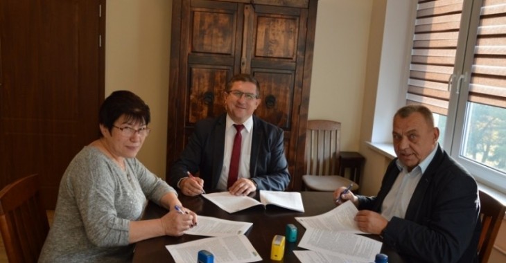 Gmina Łęka Opatowska: Podpisano umowę na budowę kanalizacji sanitarnej wraz z przyłączami Gmina Łęka Opatowska: Podpisano umowę na budowę kanalizacji sanitarnej wraz z przyłączami