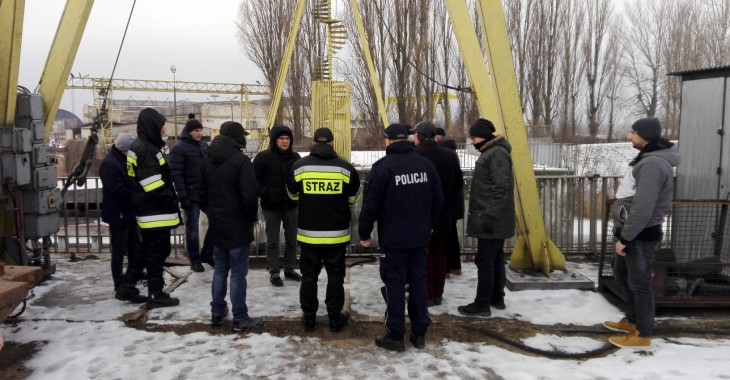 Wody Polskie monitorują zjawiska lodowe i czuwają nad zimową osłoną przeciwpowodziową i sprawdzają stan urządzeń wodnych Wody Polskie monitorują zjawiska lodowe i czuwają nad zimową osłoną przeciwpowodziową i sprawdzają stan urządzeń wodnych