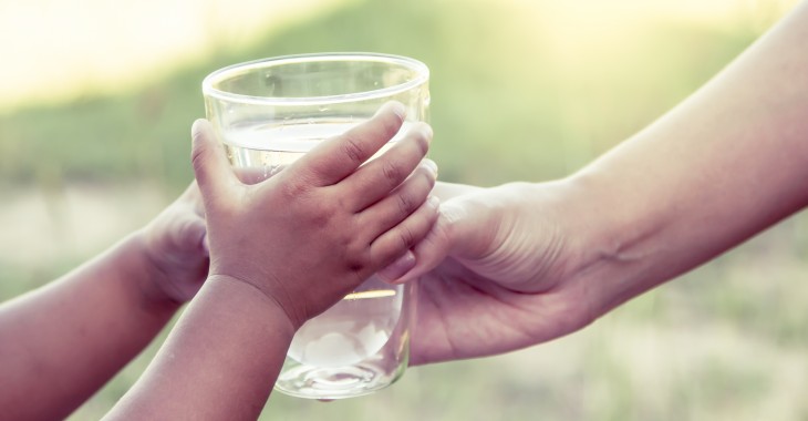 Słodki smak dzieciństwa, czyli o kształtowaniu dobrego nawyku picia wody u dzieci