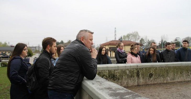 Studenci PWSZ na zajęciach w oczyszczalni ścieków Sądeckich Wodociągów Studenci PWSZ na zajęciach w oczyszczalni ścieków Sądeckich Wodociągów