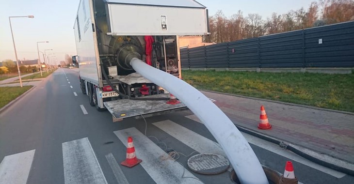 MPWiK w Łasku: Trwa pierwsza instalacja rękawa żywicznego w istniejącym kolektorze kanalizacji sanitarnej MPWiK w Łasku: Trwa pierwsza instalacja rękawa żywicznego w istniejącym kolektorze kanalizacji sanitarnej