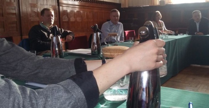 Prezydent Sopotu zakazał używania plastiku w urzędzie. "Radni piją kranówkę z syfonów" Prezydent Sopotu zakazał używania plastiku w urzędzie. "Radni piją kranówkę z syfonów"