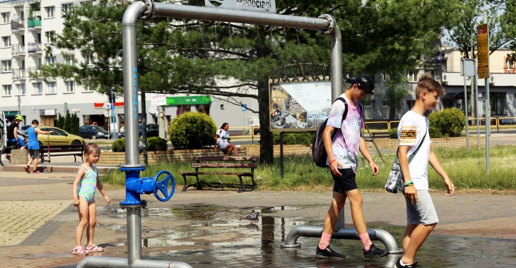 Dąbrowskie Wodociągi: Kurtyny wodne ochładzają lato w mieście Dąbrowskie Wodociągi: Kurtyny wodne ochładzają lato w mieście