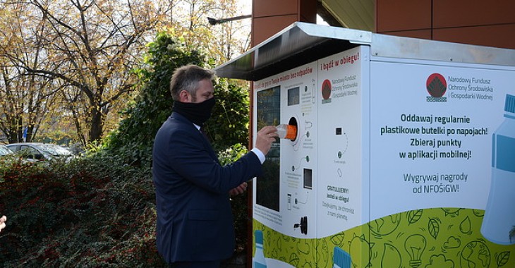 Recyklomat w ramach akcji "Moje miasto bez odpadów. Jestem w obiegu!" Recyklomat w ramach akcji "Moje miasto bez odpadów. Jestem w obiegu!"
