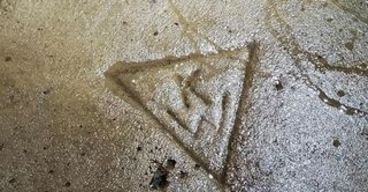Wiadomo jak wyglądał pierwszy logotyp Łódzkich Wodociągów. Odnaleziono go w… kanale rzeki Łódki Wiadomo jak wyglądał pierwszy logotyp Łódzkich Wodociągów. Odnaleziono go w… kanale rzeki Łódki