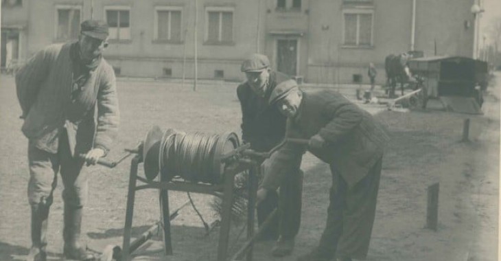 Wodociągi Miasta Krakowa z ludźmi w tle - Kazimierz Dohnalik Wodociągi Miasta Krakowa z ludźmi w tle - Kazimierz Dohnalik