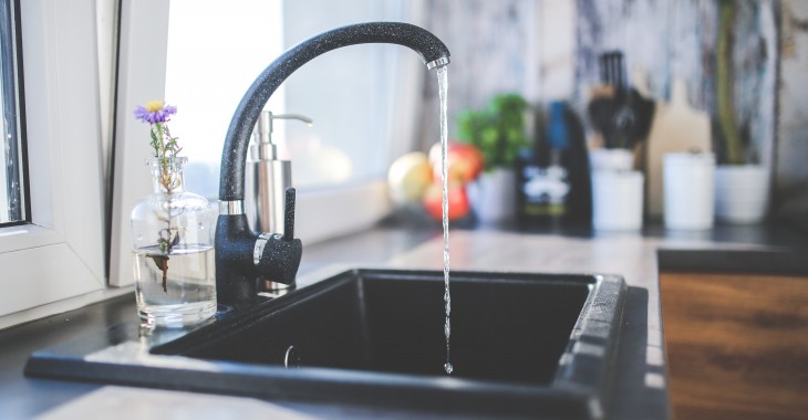 Uzdatnianie wody w domu – co wybrać: filtr, zmiękczacz wody?